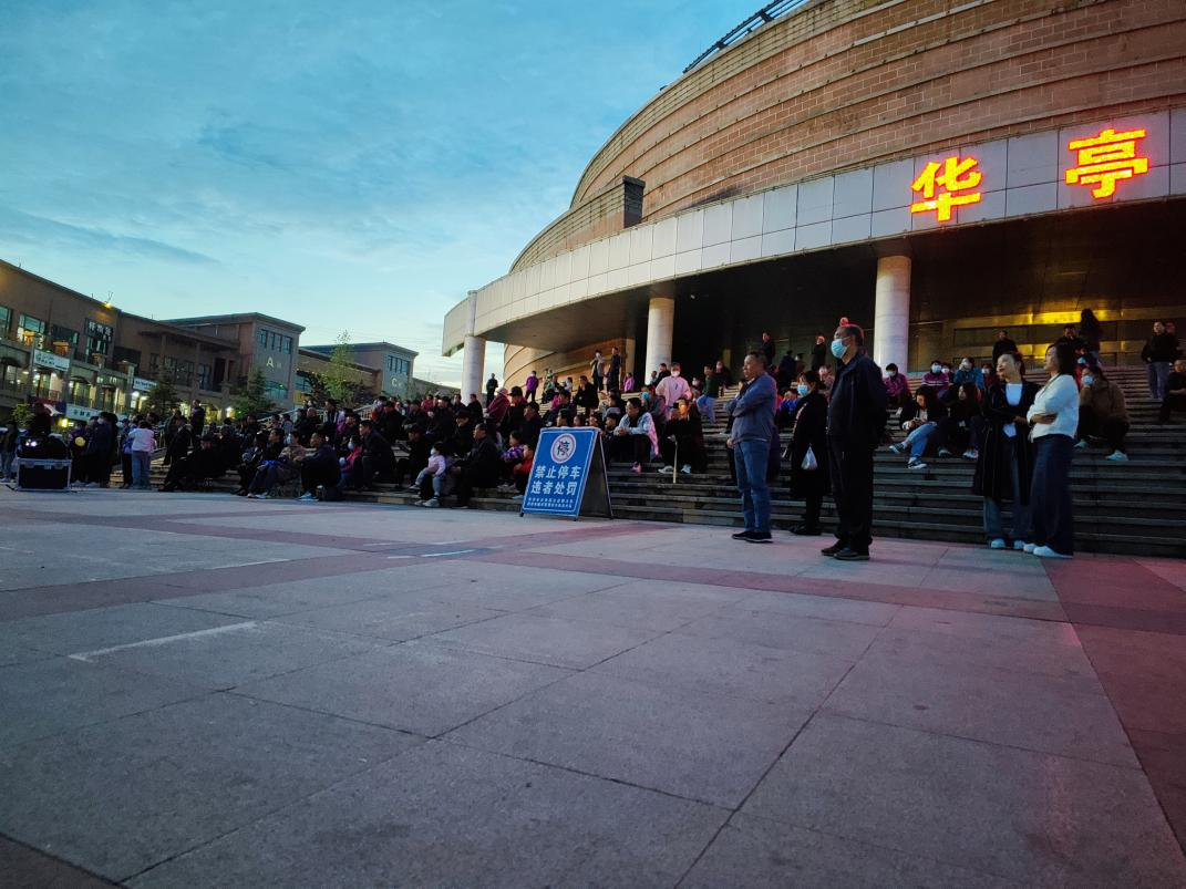 @华亭人 快备好小板凳 一起来看露天电影啦