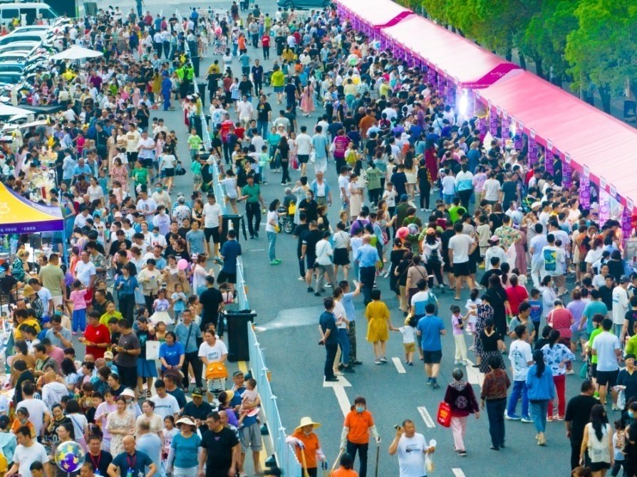 夜幕尚未降临，市集已人如潮涌。