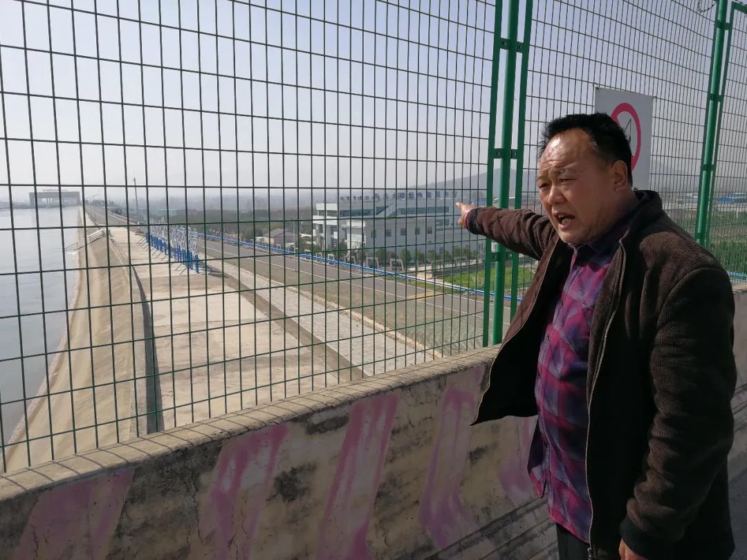 潘锋讲解文集遗址考古发掘地点 王春生 摄