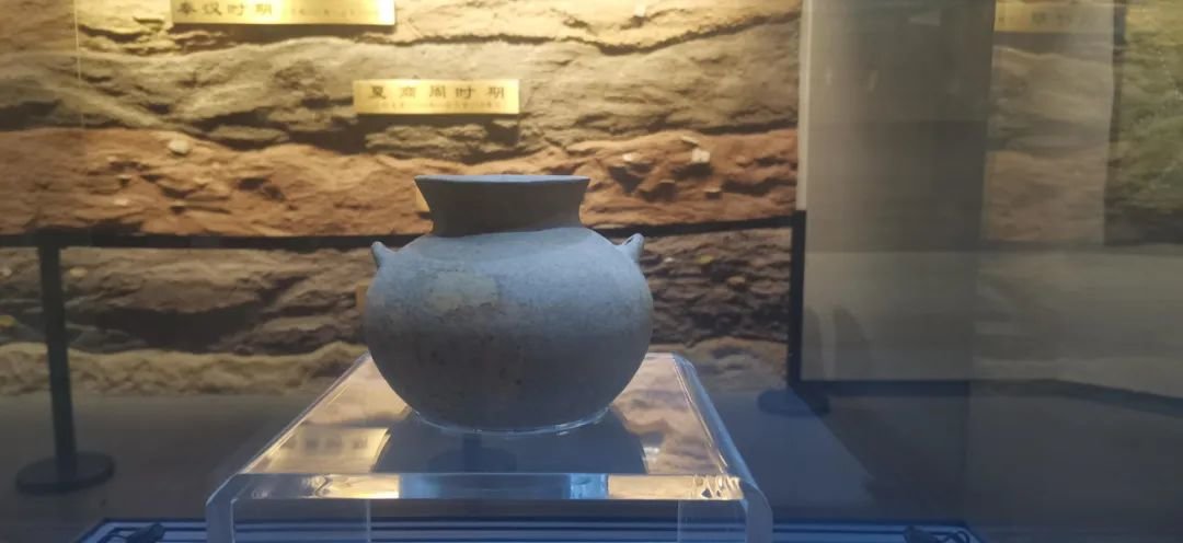 ▲双耳圆底红陶罐本报记者 禹舸摄