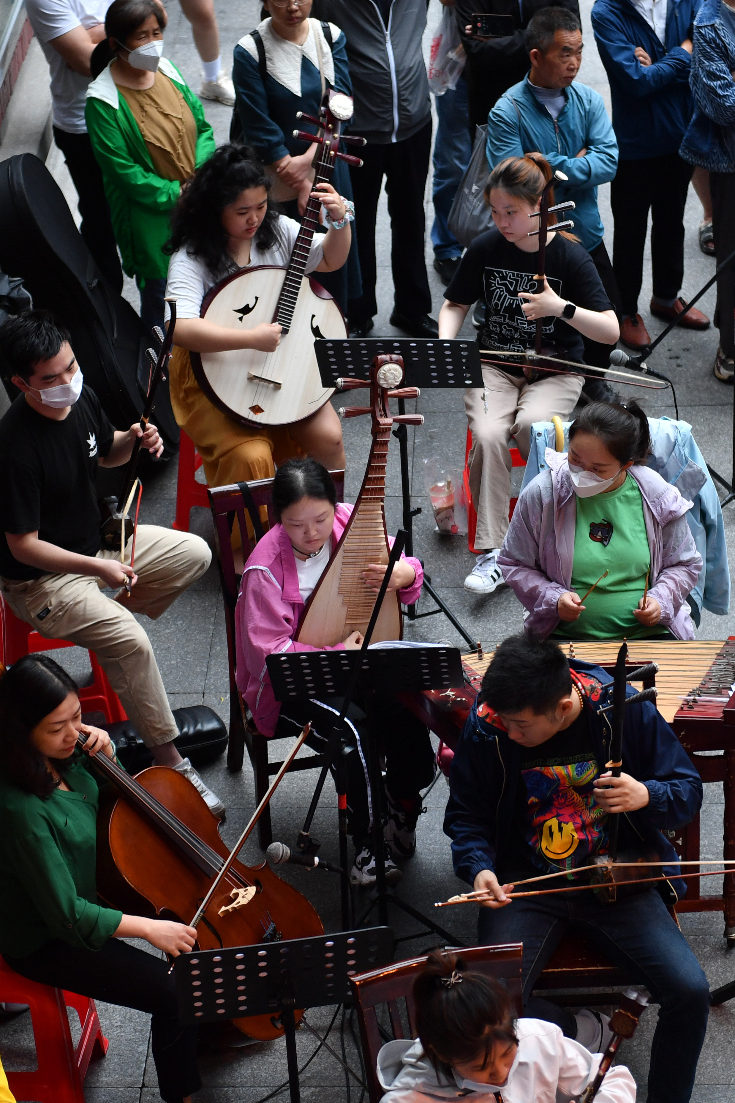 6月5日，长沙市花鼓戏保护传承中心的乐队在长沙市坡子街火宫殿演出。新华社记者 陈振海 摄