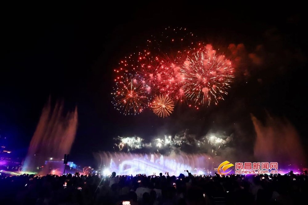 南昌九龙湖畔上演水幕烟花秀 绚丽光影点亮夜空(图)