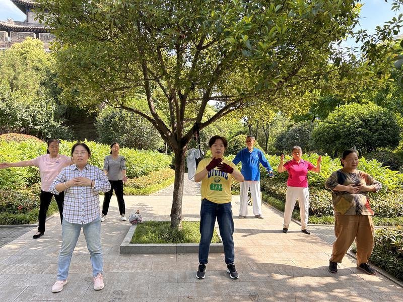 暖“心”闻：八旬老人独创养生健身操 十多年如一日免费教大家