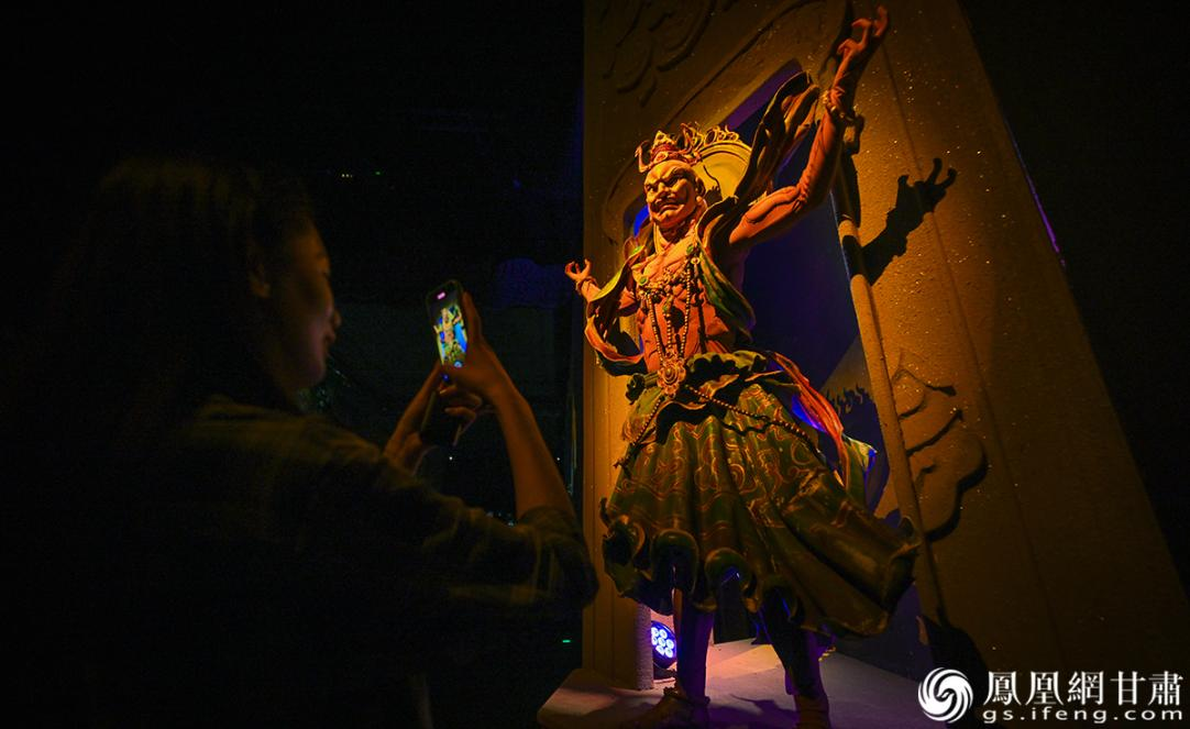 《乐动敦煌》的剧场复刻了莫高窟内藏经洞、佛龛、莲花台、藻井的特色形制，开创性打造了一个“活”的石窟。杨艺锴 摄