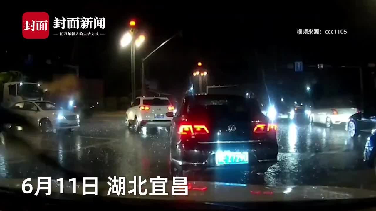 暴雨导致路口红绿灯失灵交通陷入瘫痪 小伙停车冒雨帮忙疏导交通_凤凰网视频_凤凰网