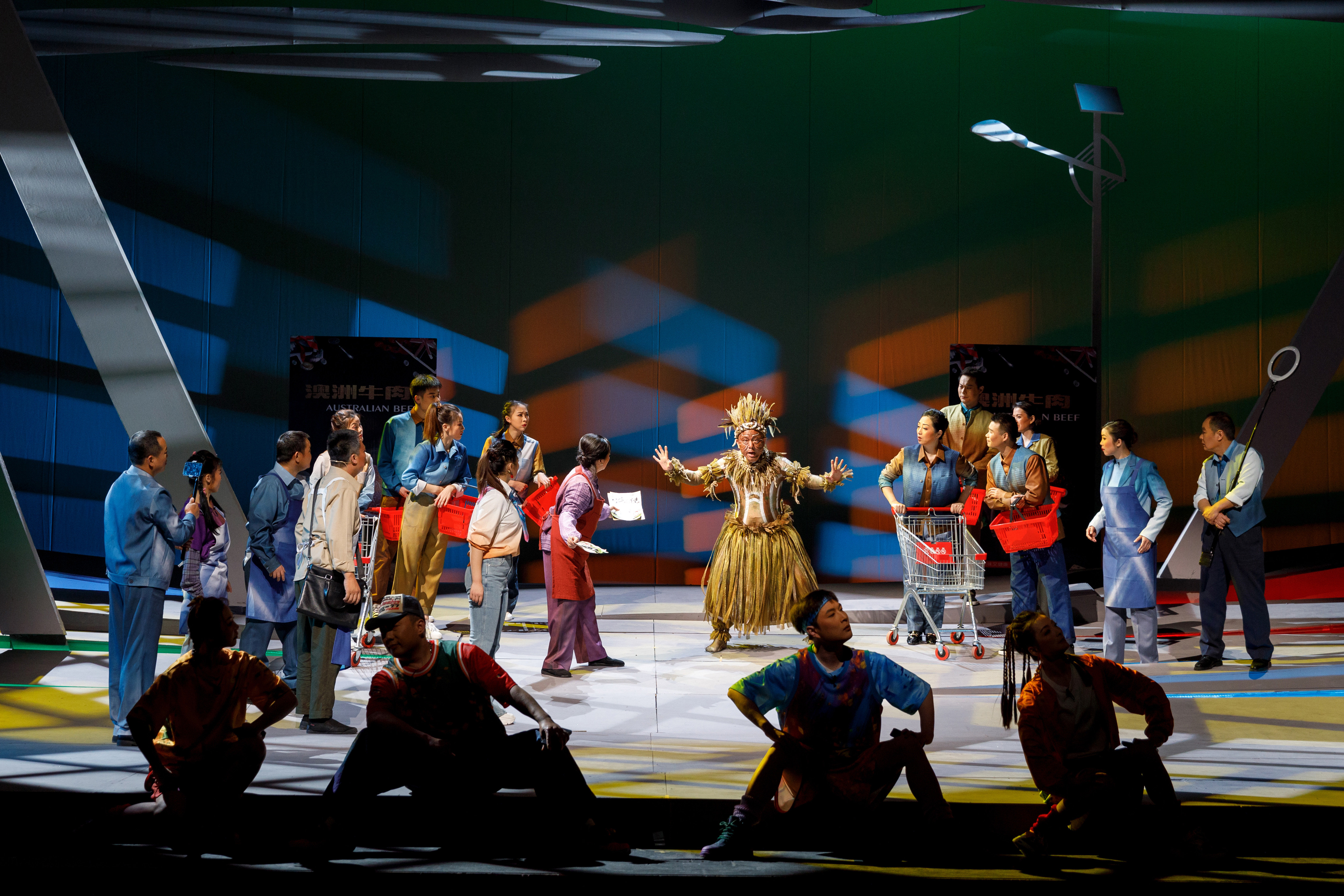 4月25日，在北京全国地方戏演出中心，长沙市花鼓戏保护传承中心的演员表演现代花鼓戏《花猪司令》。新华社发