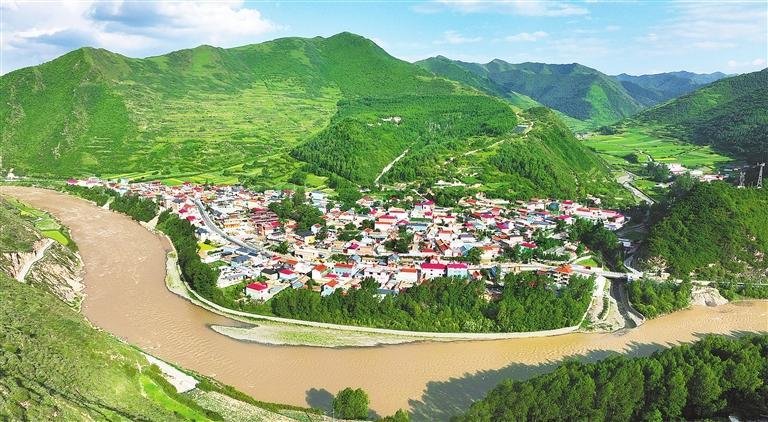 依山傍水的卓尼县纳浪乡西泥沟村风景旖旎 新甘肃&middot;甘肃日报通讯员 后俊