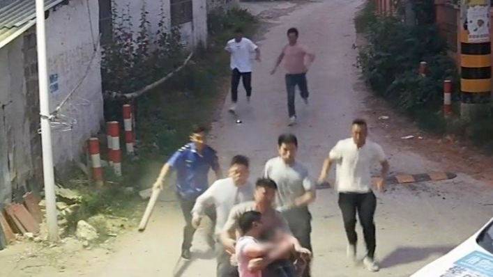 男子骑无牌摩托车遮住脸，2个月偷了270多只土鸡