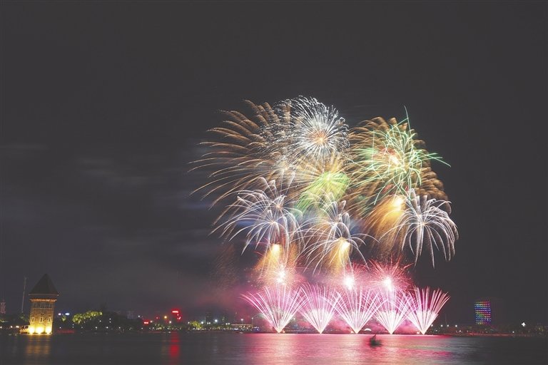 璀璨烟花闪耀九龙湖夜空。 本报全媒体记者 李 征摄