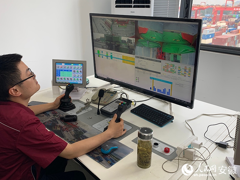 滕俊操控手柄“隔空吊箱”。人民网记者 汪瑞华摄