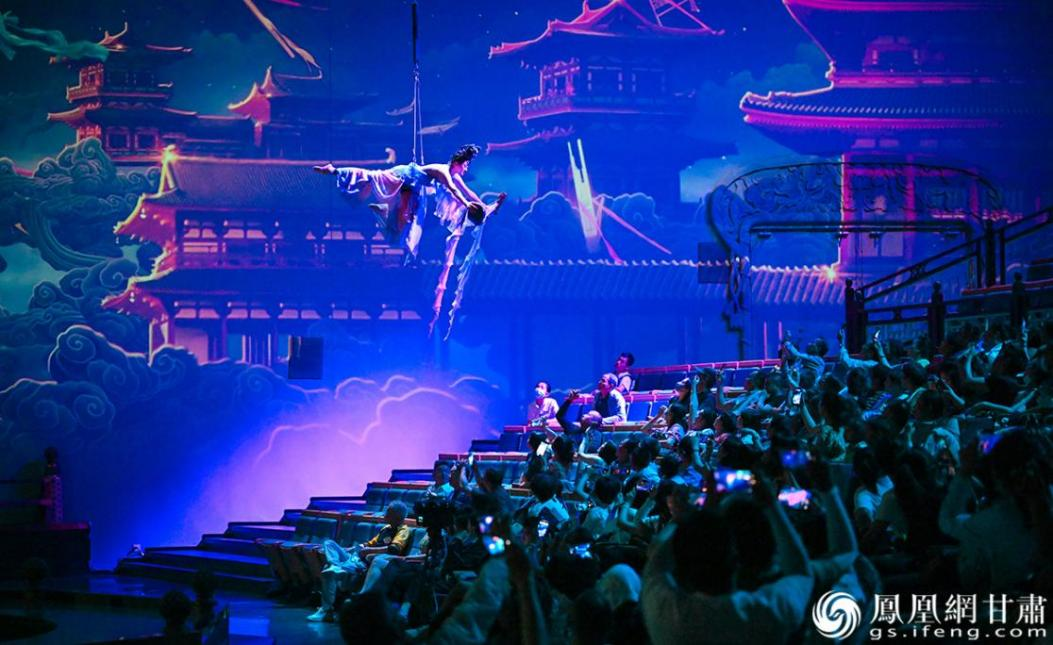 《乐动敦煌》用声光电和机械设备打破了人和舞台间的界限，实现了“飞天”飞出壁画，人在“画”中游。杨艺锴 摄