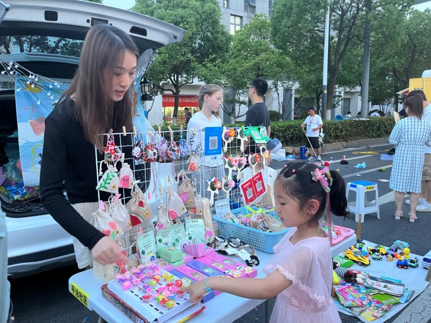 汽车后备箱摊位是小朋友的最爱。