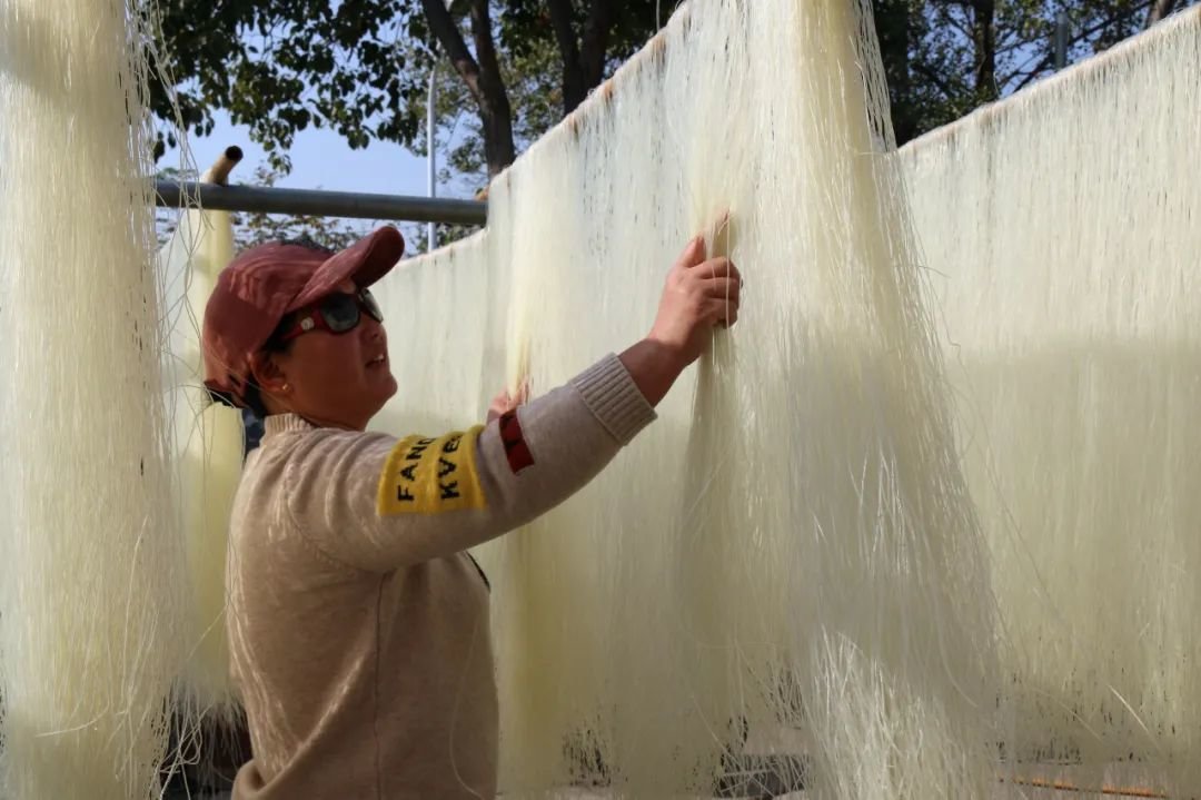 曹镇乡齐务村村民在晾晒米线。
