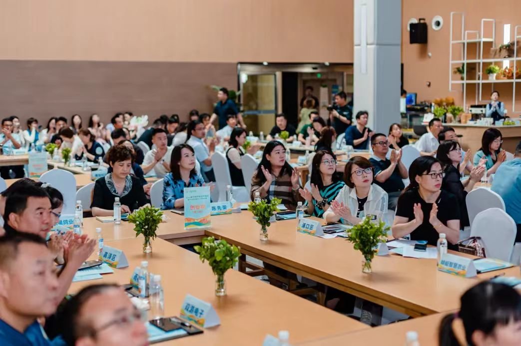 載體,到大賽平臺的全方位的農村創業服務,另外還有大學生到鄉村創業