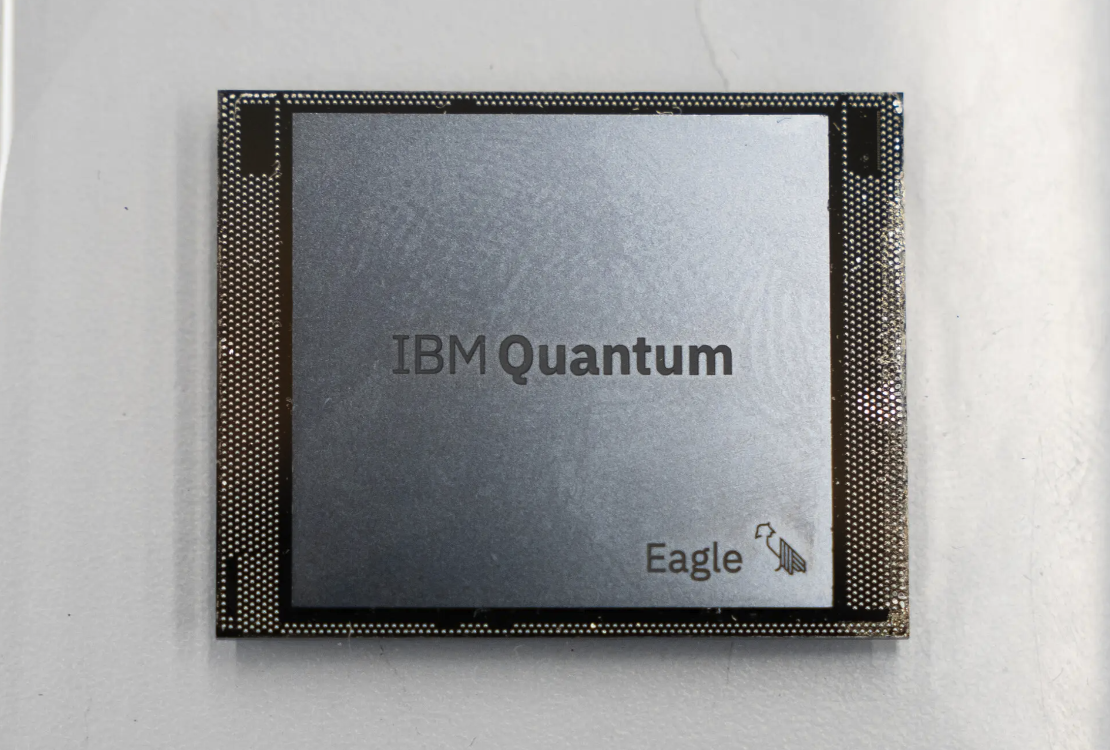 他们使用一个拥有127个量子比特的量子处理器来模拟127个原子尺度的