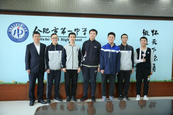 封安保校长与强基班物理竞赛国家银牌以上学生合影