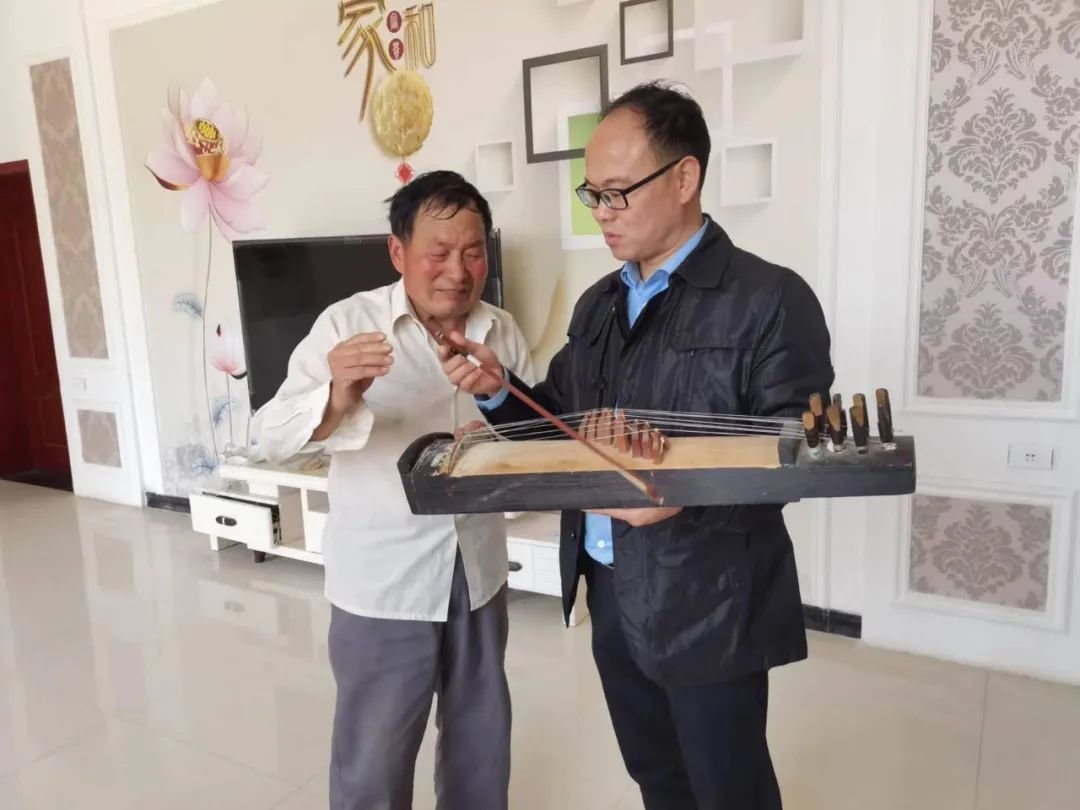 郭九洲向记者讲述轧琴的拉奏技法