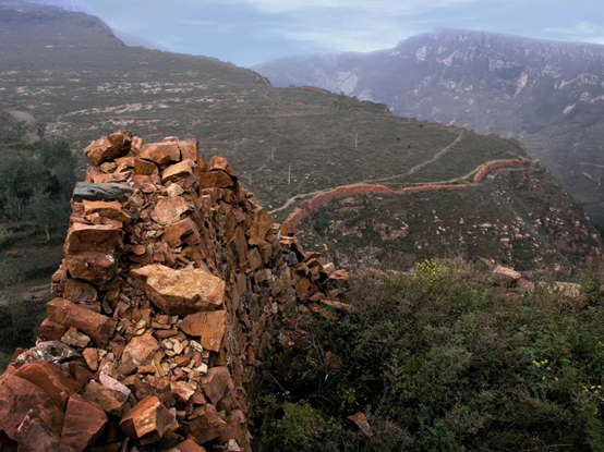 蜿蜒盘旋的楚长城鲁山段(冯洪波 摄)