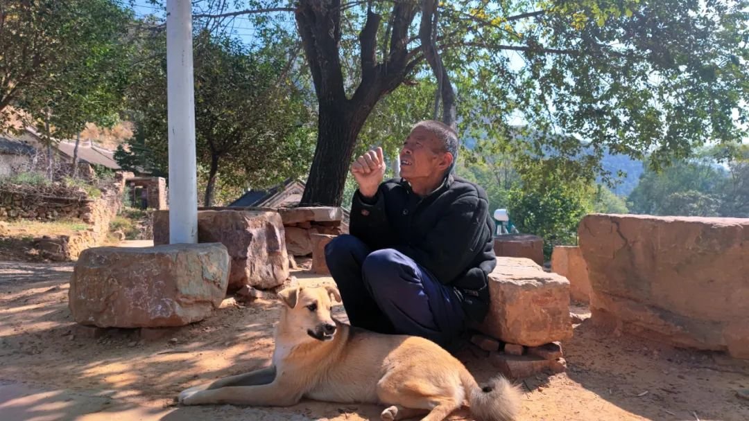 不愿下山的老人