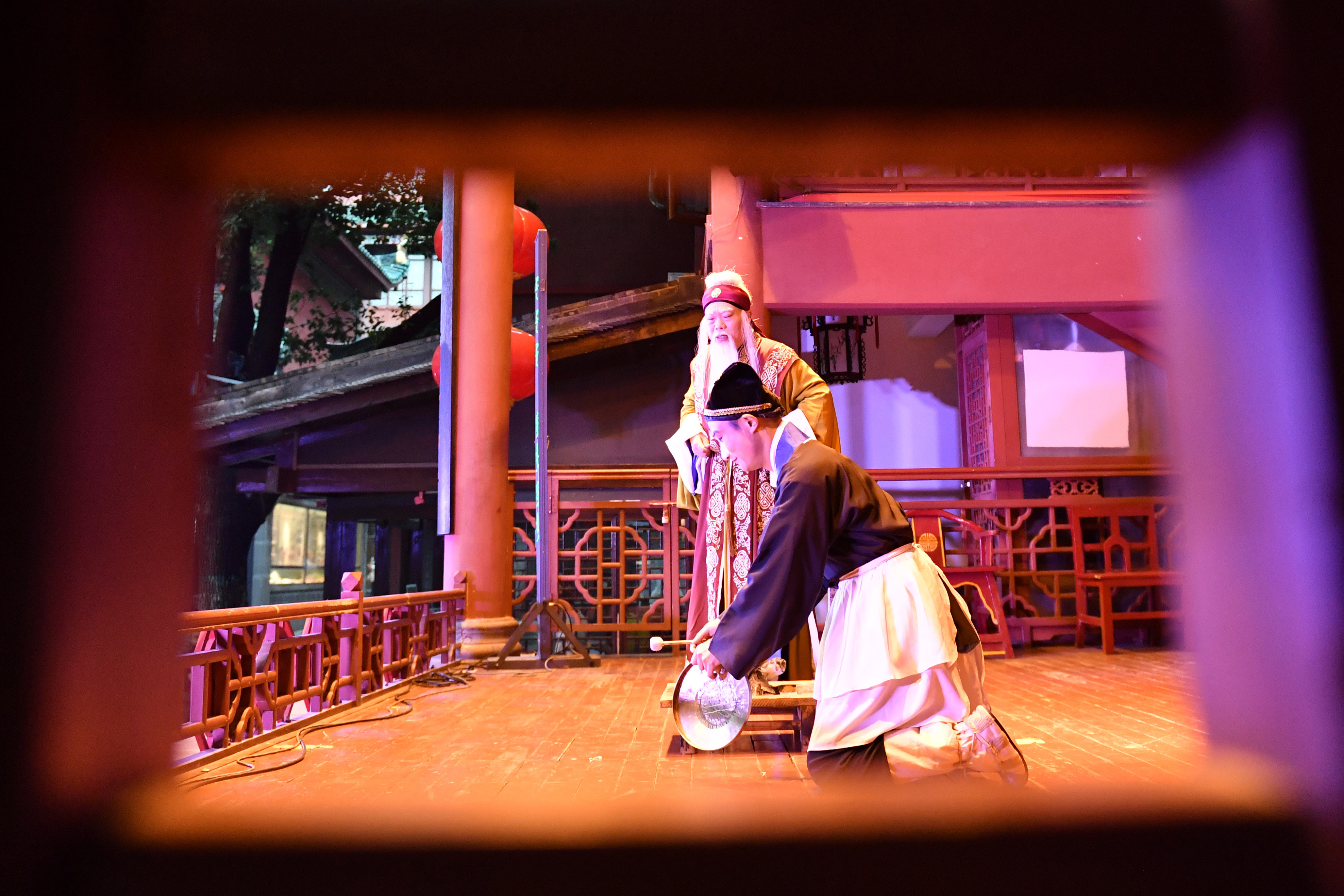  6月5日，长沙市花鼓戏保护传承中心的演员在长沙市坡子街火宫殿演出。新华社记者 陈振海 摄