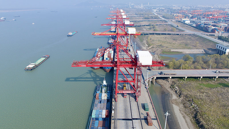 岸桥一字排开。芜湖市交通运输局供图