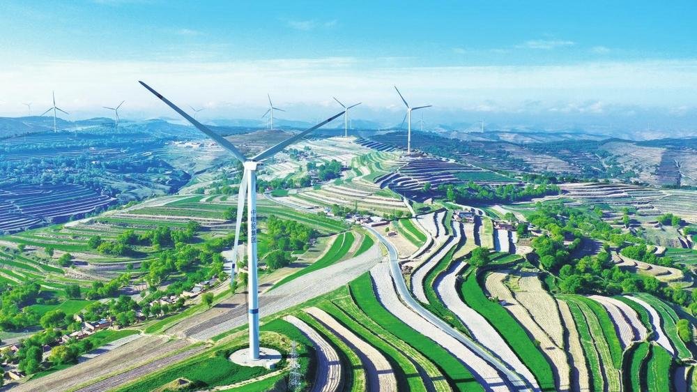 进入6月,一场雨后,安定区石泉乡5万亩设施梯田蓄水丰盈,风力发电机巍然耸立,乡村点缀其间,美如画卷。新甘肃·甘肃经济日报通讯员 后斌杰 摄