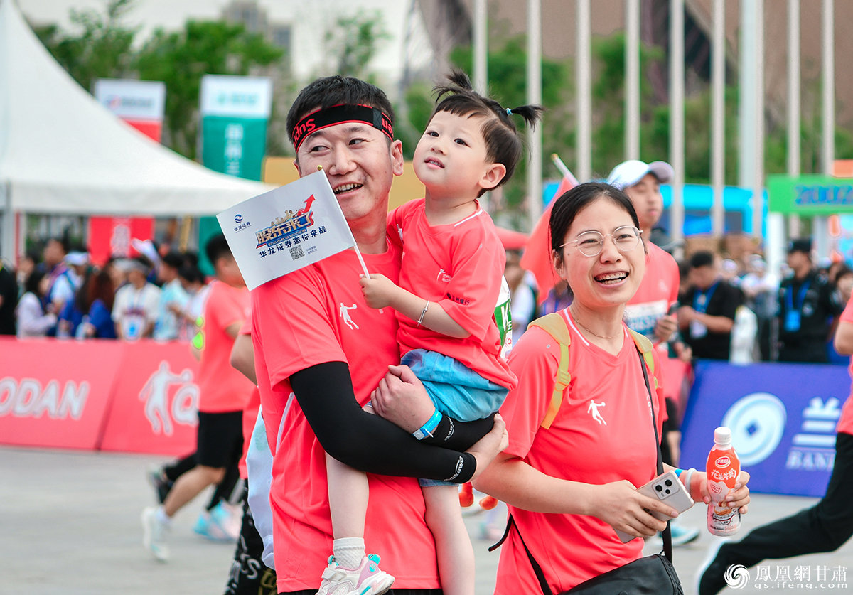 一家三口组团参加2023兰州马拉松 李德宇 摄