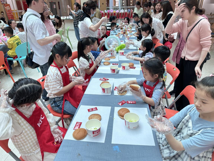 邮储银行姜堰区支行开展汉堡DIY亲子活动