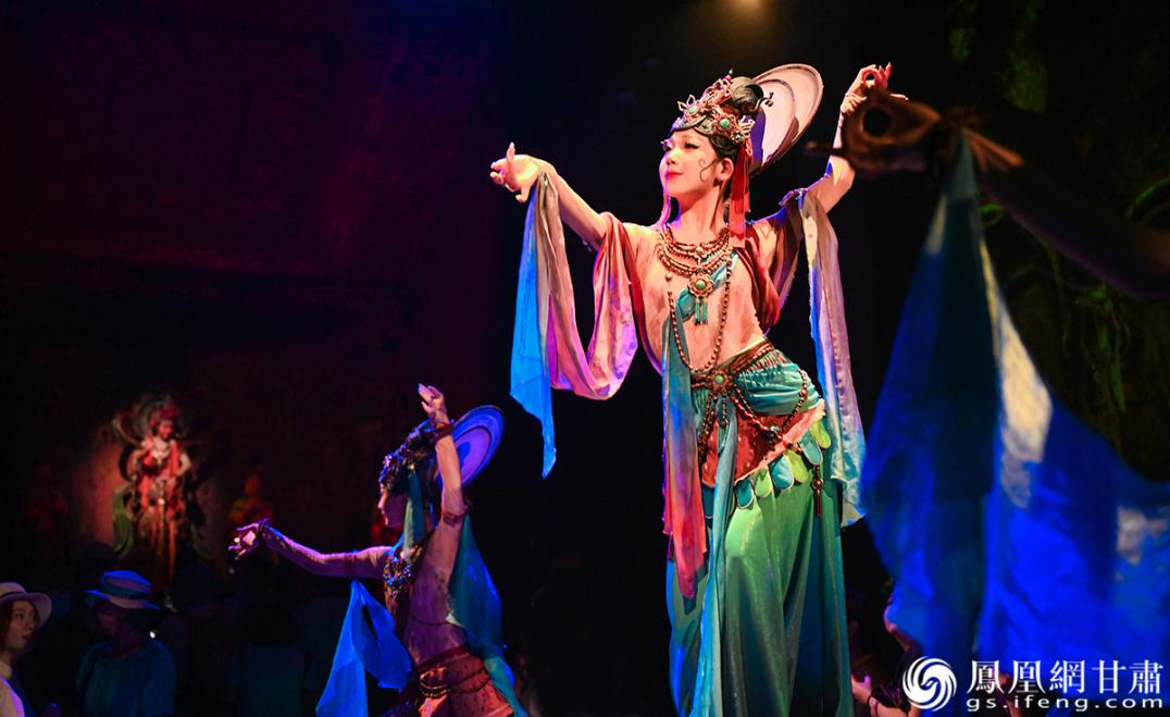 6月15日晚，全球首部洞窟式沉浸体验剧《乐动敦煌》首演，该剧融合诗、舞、音、画，再现大唐盛景，“活化”璀璨的敦煌文化。新加坡华人陈咪咪观后感慨道，人一生一定要来一次敦煌，将把《乐动敦煌》这张文化新名片推荐给海外“朋友圈”。杨艺锴 摄