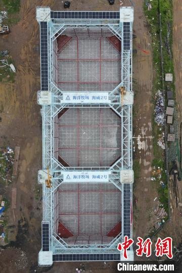 航拍“海威2号”半潜桁架式渔业智能养殖平台。　田雨昊 摄