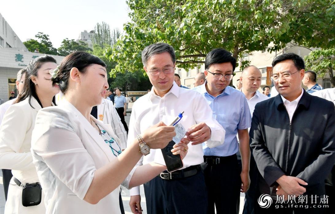 甘肃省委常委、政法委书记刘长根（前右三）参观校园反邪教宣传 肖刚 摄