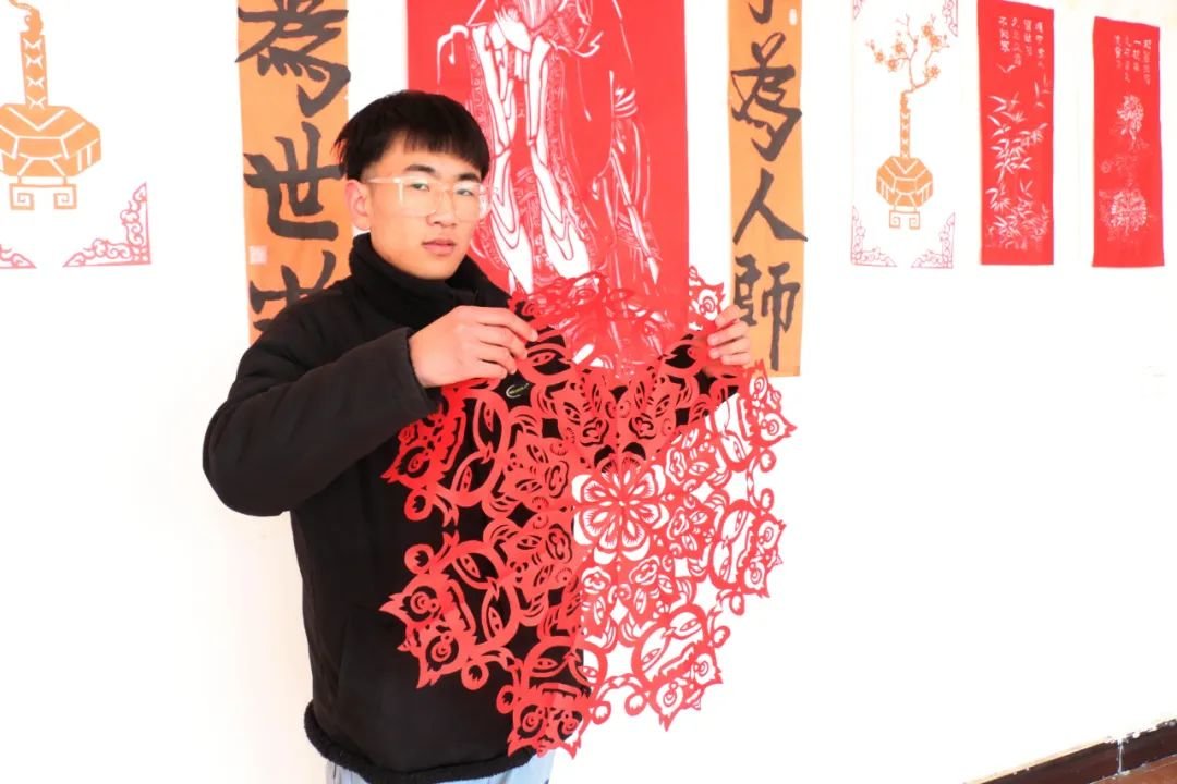 张海鹏展示剪纸作品