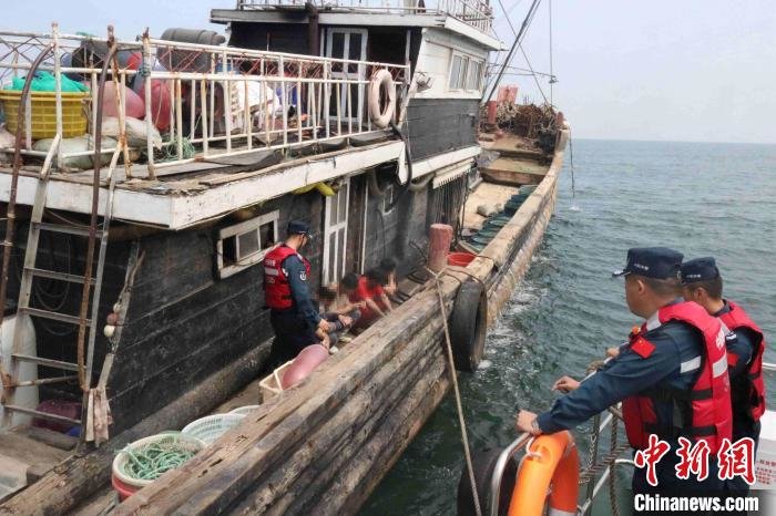 海警执法员进行登临制控。　 宋利城 摄