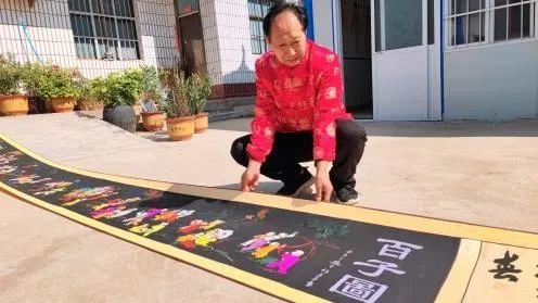 陈子豪展示他创作的《百子图》