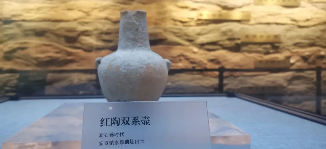 ▲红陶双系壶本报记者 禹舸摄
