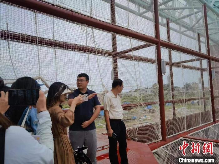 媒体记者采访“海威2号”具体情况。　唐贵江 摄