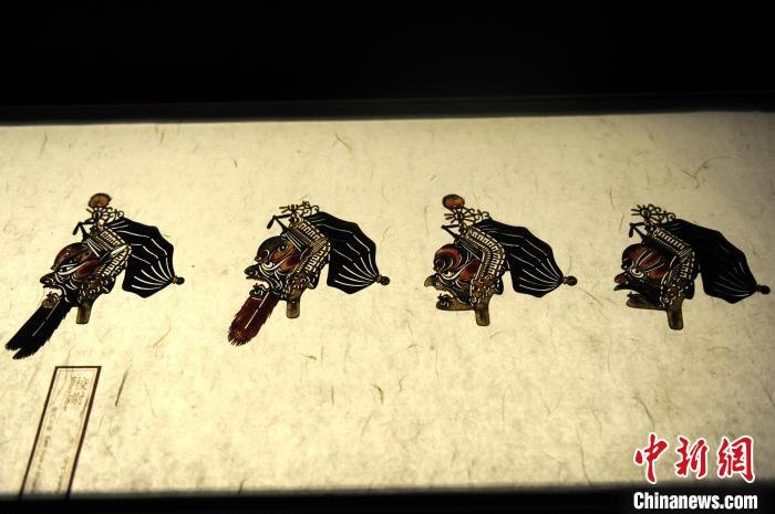 图为展出的头茬皮影。　高铖 摄