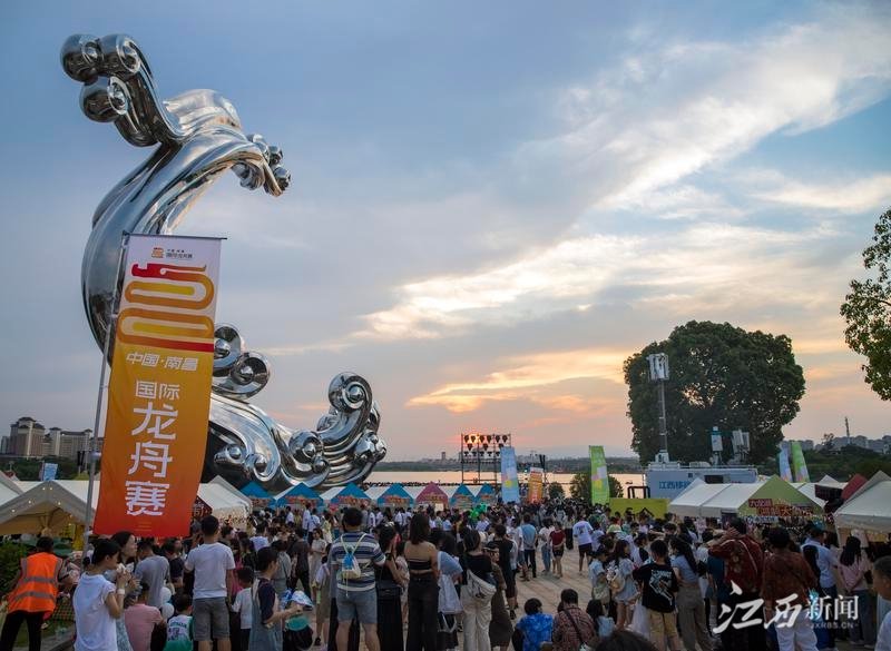 6月10日傍晚，九龙湖&middot;鸿鹄大集市里仍然人潮涌动。