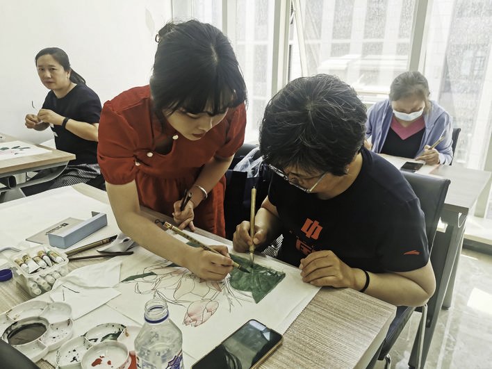 长春市群众艺术馆里丰富多彩的公益课堂，让很多人找到了有意义的文化生活。 毕馨月 摄