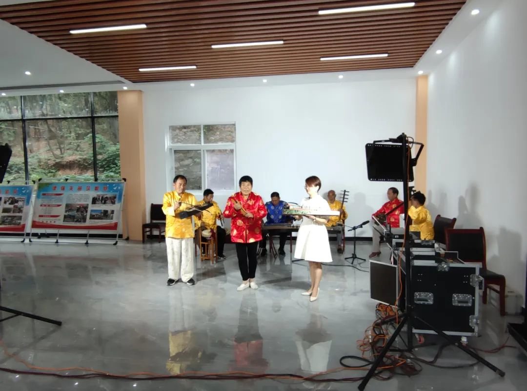 秋日的傍晚，饭罢无事的村民常会聚拢到郭九洲家，老老小小三五成群，不时有人鼓动老郭“来上一段”，憨厚的他从不拒绝，咿咿呀呀清嗓拉唱，农家小院里顿时洋溢着融洽和谐的氛围。