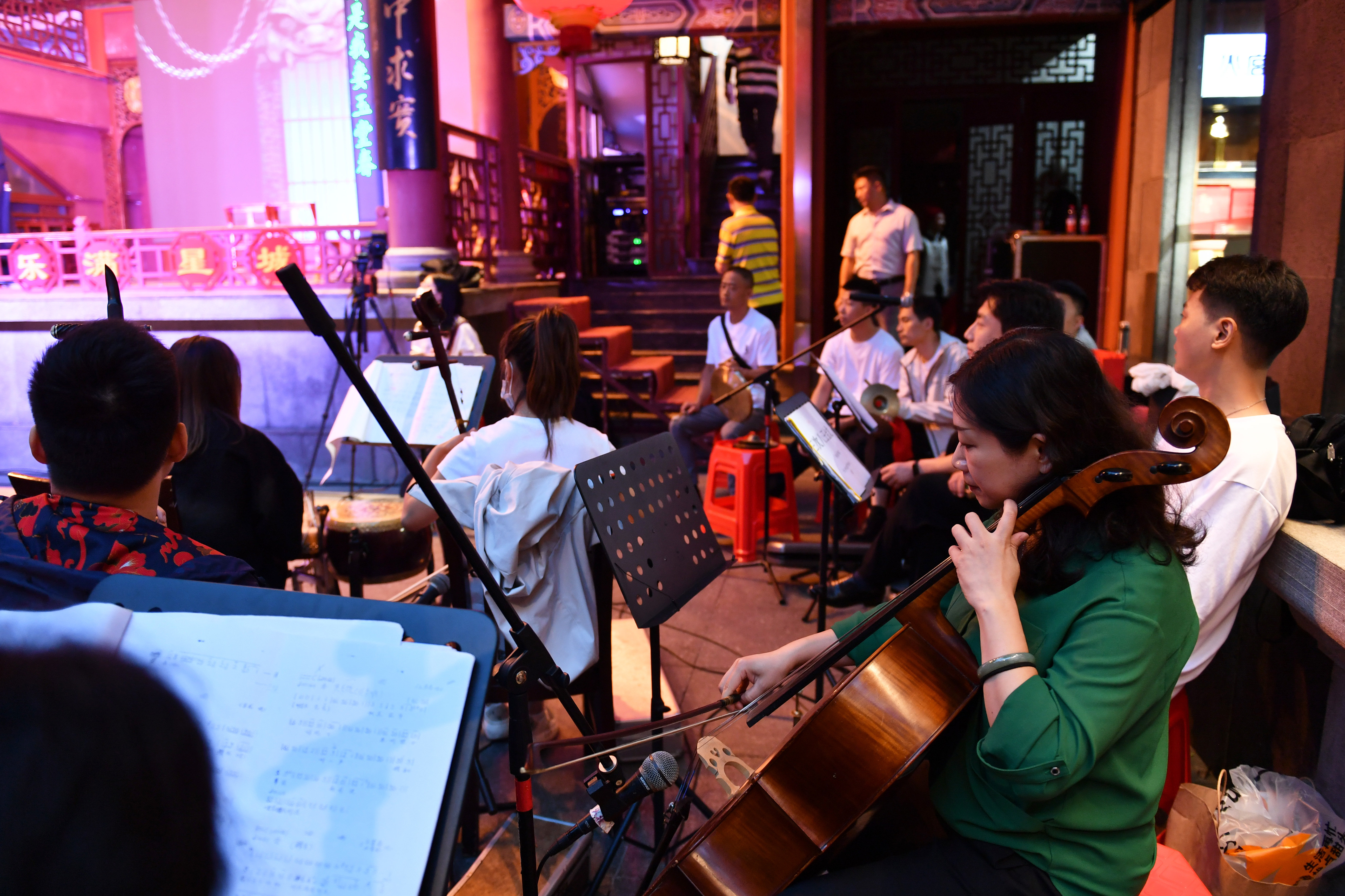 6月5日，长沙市花鼓戏保护传承中心乐队在长沙市坡子街火宫殿演出。新华社记者 陈振海 摄