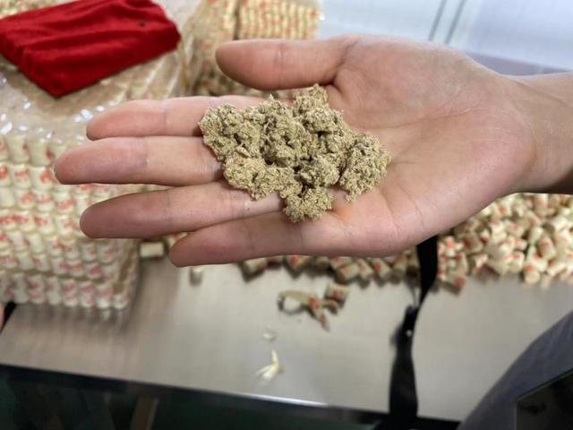 工作人员展示艾绒。李桂兰摄