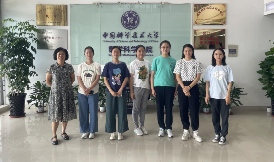 合肥一中张子昕同学(右三)参加2022年女奥竞赛