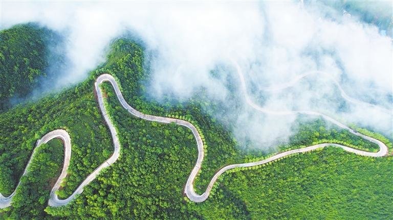 清水县山门镇旺兴村通村公路在云雾中蜿蜒 新甘肃&middot;甘肃日报通讯员 周文涛