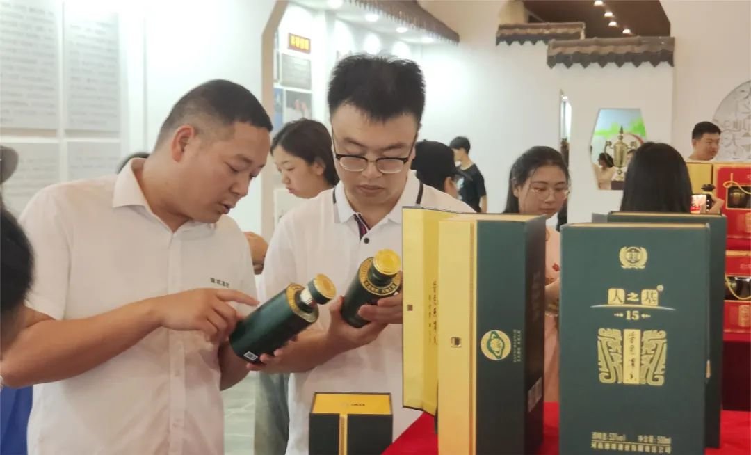 ▲刘总和乔博士对酱意浓香人之基15的外观及品质进行探讨交流