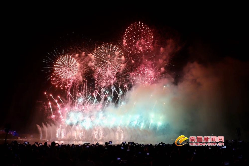 南昌九龙湖畔上演水幕烟花秀 绚丽光影点亮夜空(图)