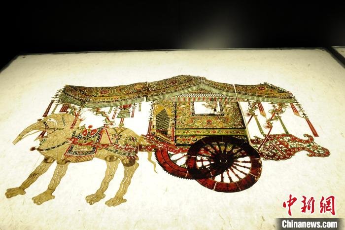 图为展出的象车皮影. 高铖 摄