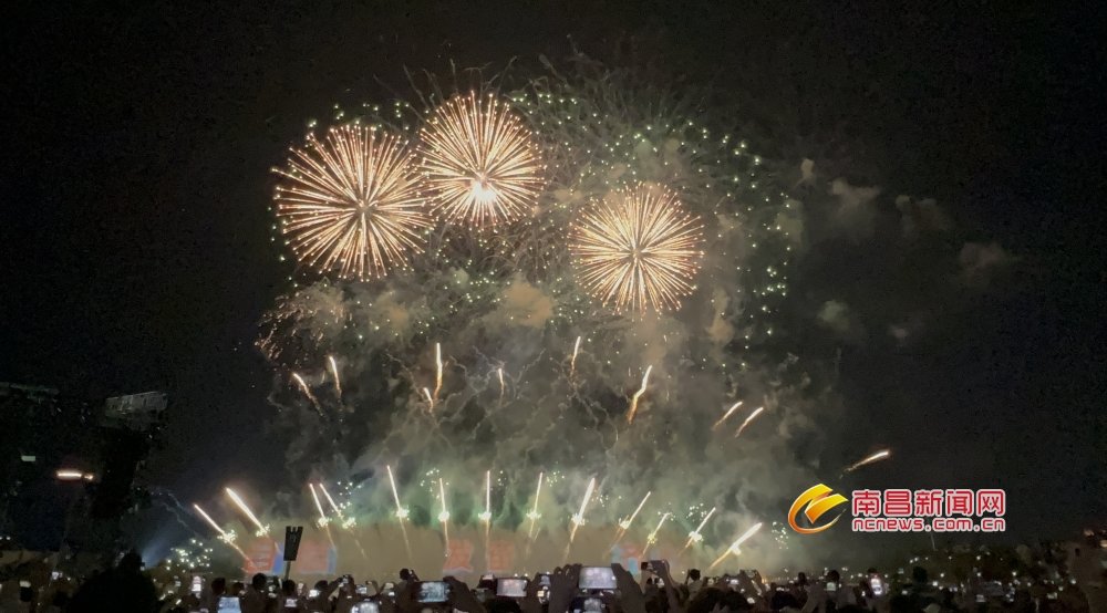 南昌九龙湖畔上演水幕烟花秀 绚丽光影点亮夜空(图)
