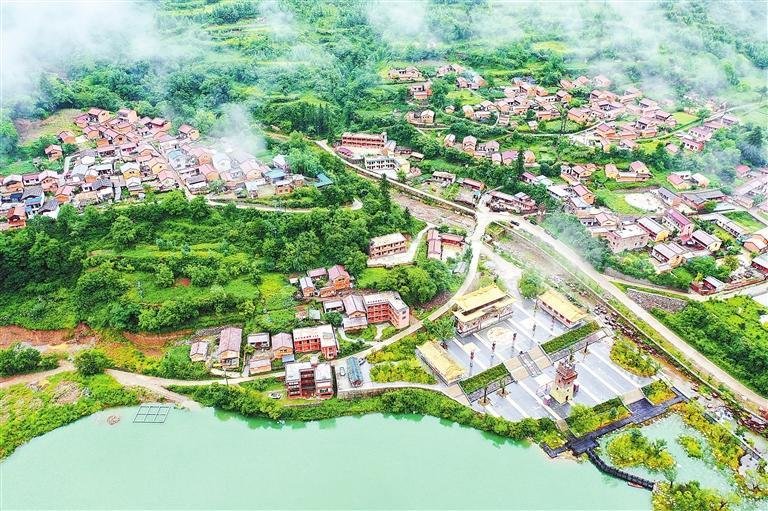 优美的自然风光与民族传统建筑融为一体的宕昌县城关镇鹿仁村 新甘肃&middot;甘肃日报通讯员 冉创昌