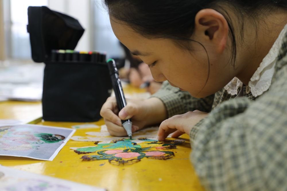 陇东学院的大学生正在练习皮影雕刻 新华社记者 张睿 摄